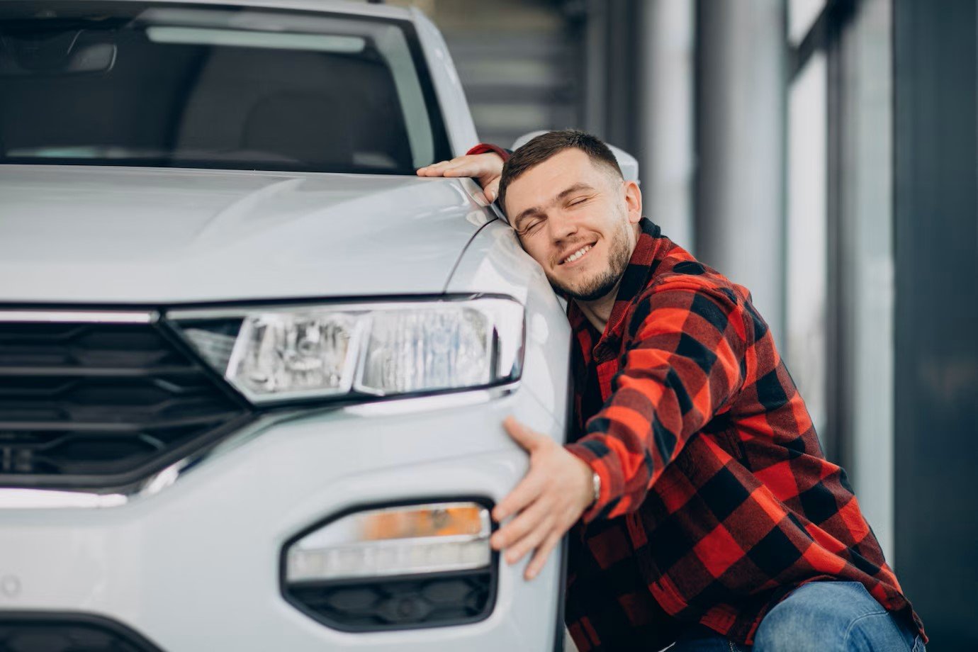 jovem-escolhendo-um-carro-em-uma-sala-de-exposicoes_1303-21759